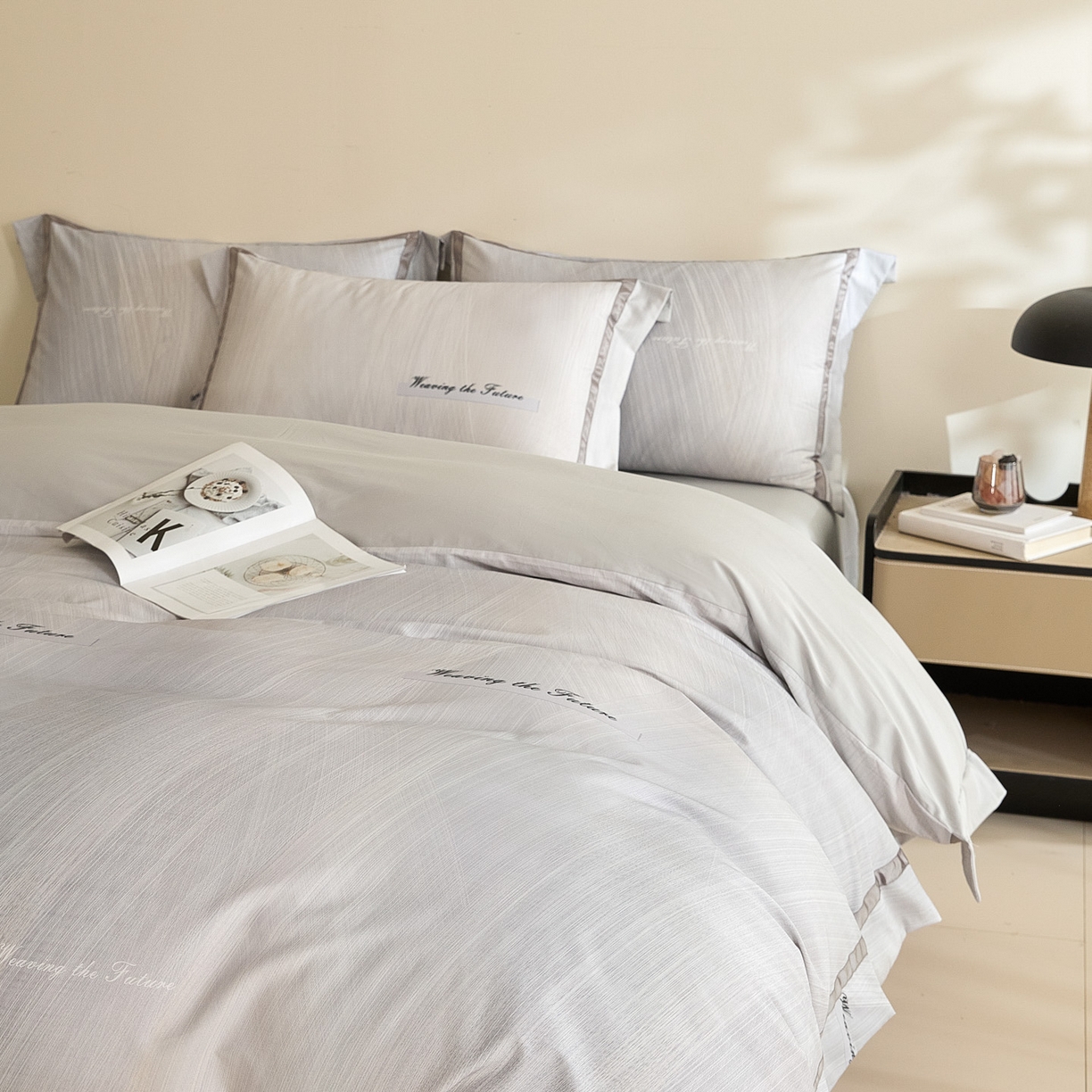 91家纺网 家纺一手货源 找家纺 新方向 【控价 提供买家秀】2026新款数码印花50s双股全棉贡缎长绒棉四件套-迷境（控价 标准328元 加大348元） 迷境-爵士灰