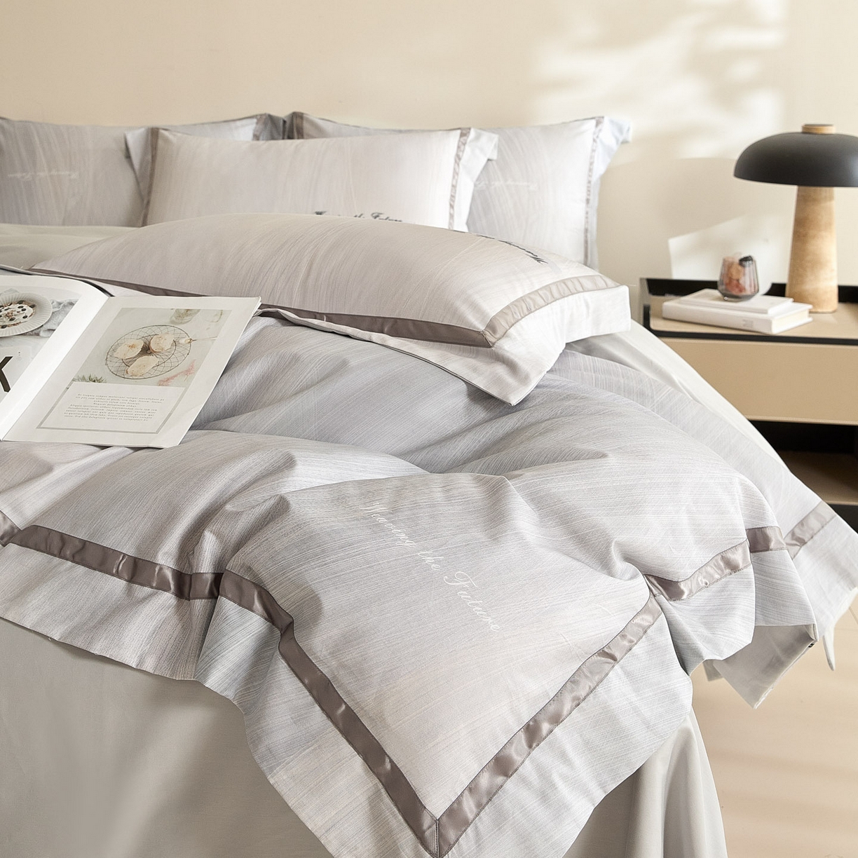 91家纺网 家纺一手货源 找家纺 新方向 【控价 提供买家秀】2026新款数码印花50s双股全棉贡缎长绒棉四件套-迷境（控价 标准328元 加大348元） 迷境-爵士灰