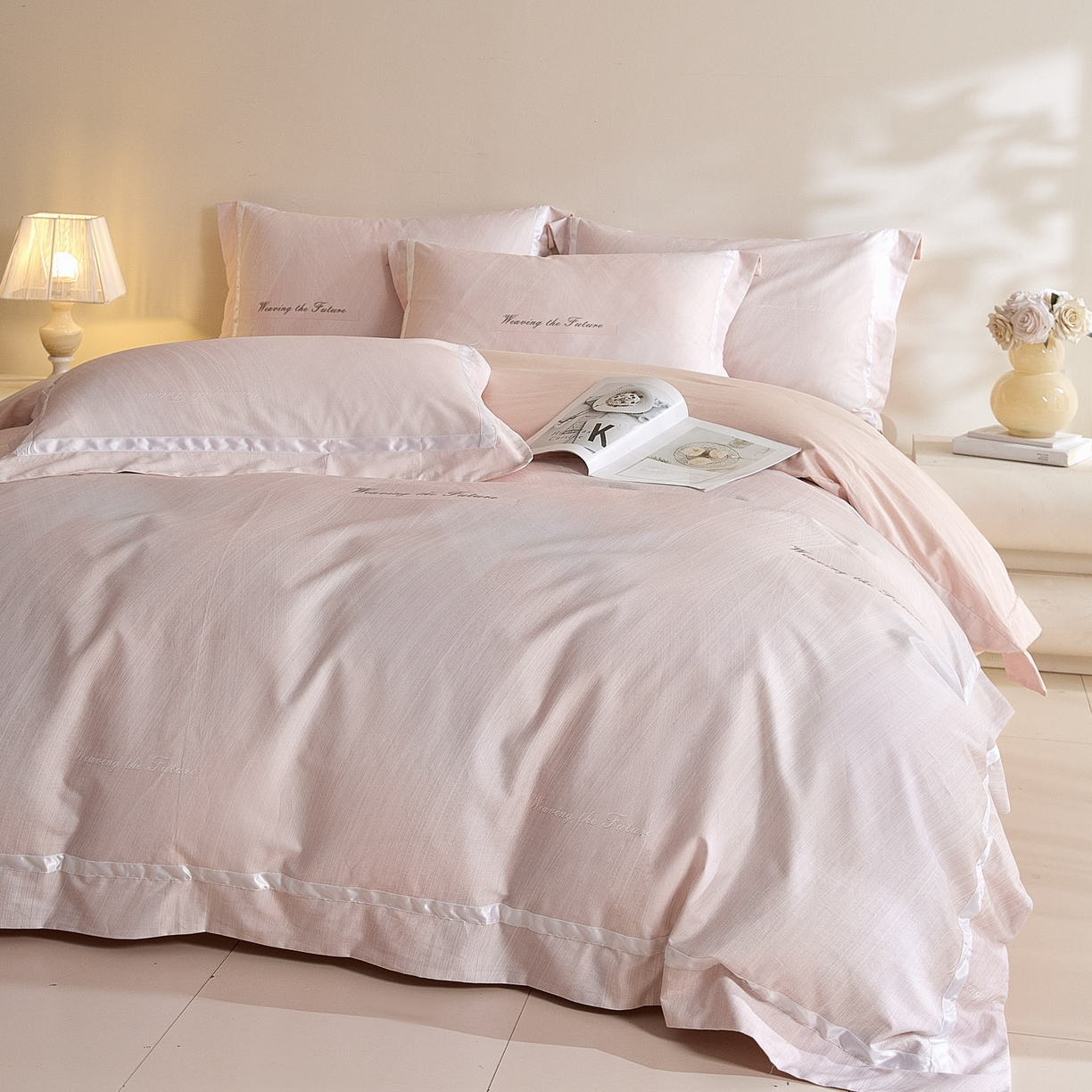 91家纺网 家纺一手货源 找家纺 新方向 【控价 提供买家秀】2026新款数码印花50s双股全棉贡缎长绒棉四件套-迷境（控价 标准328元 加大348元） 迷境-蔷薇粉