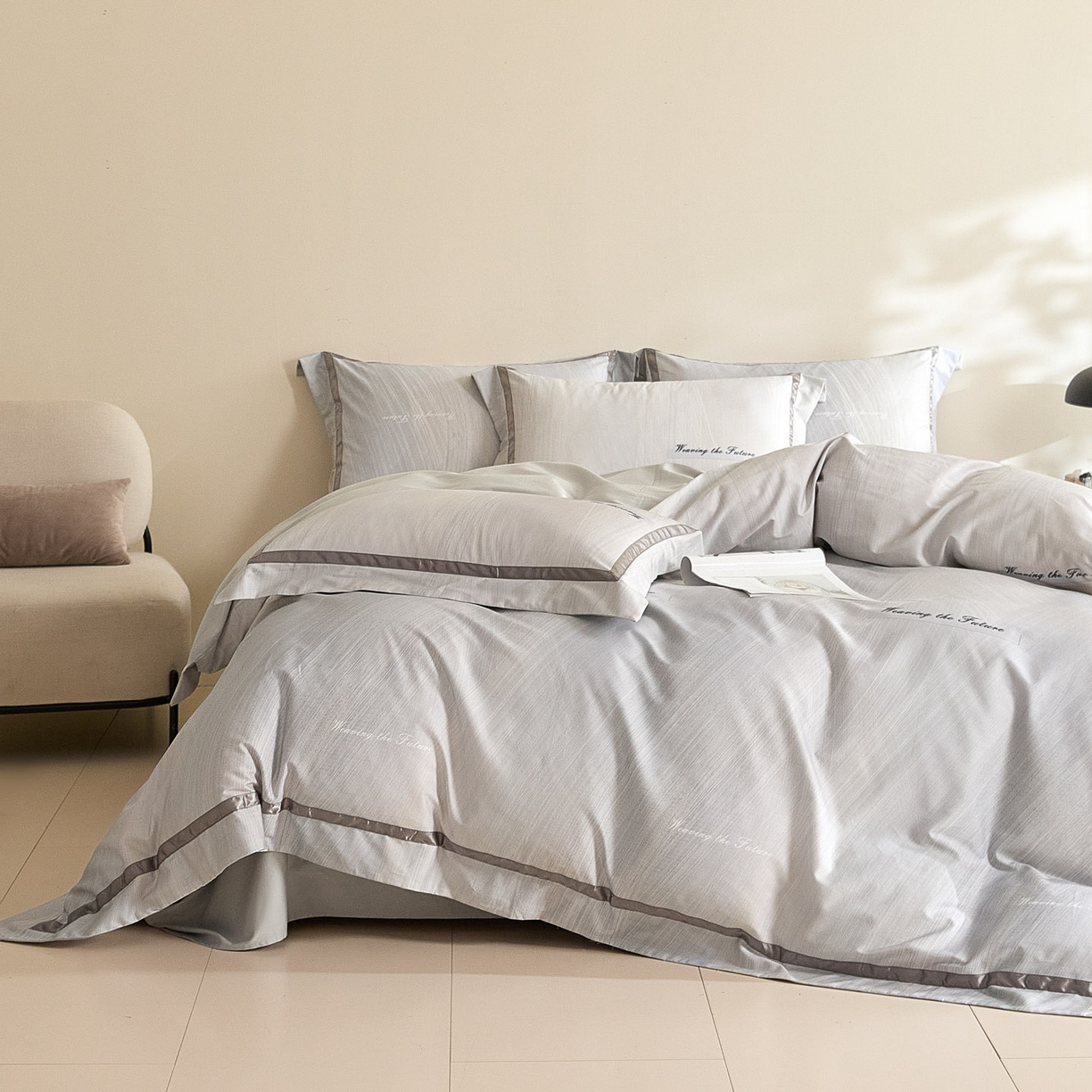 91家纺网 家纺一手货源 找家纺 新方向 【控价 提供买家秀】2026新款数码印花50s双股全棉贡缎长绒棉四件套-迷境（控价 标准328元 加大348元） 迷境-爵士灰