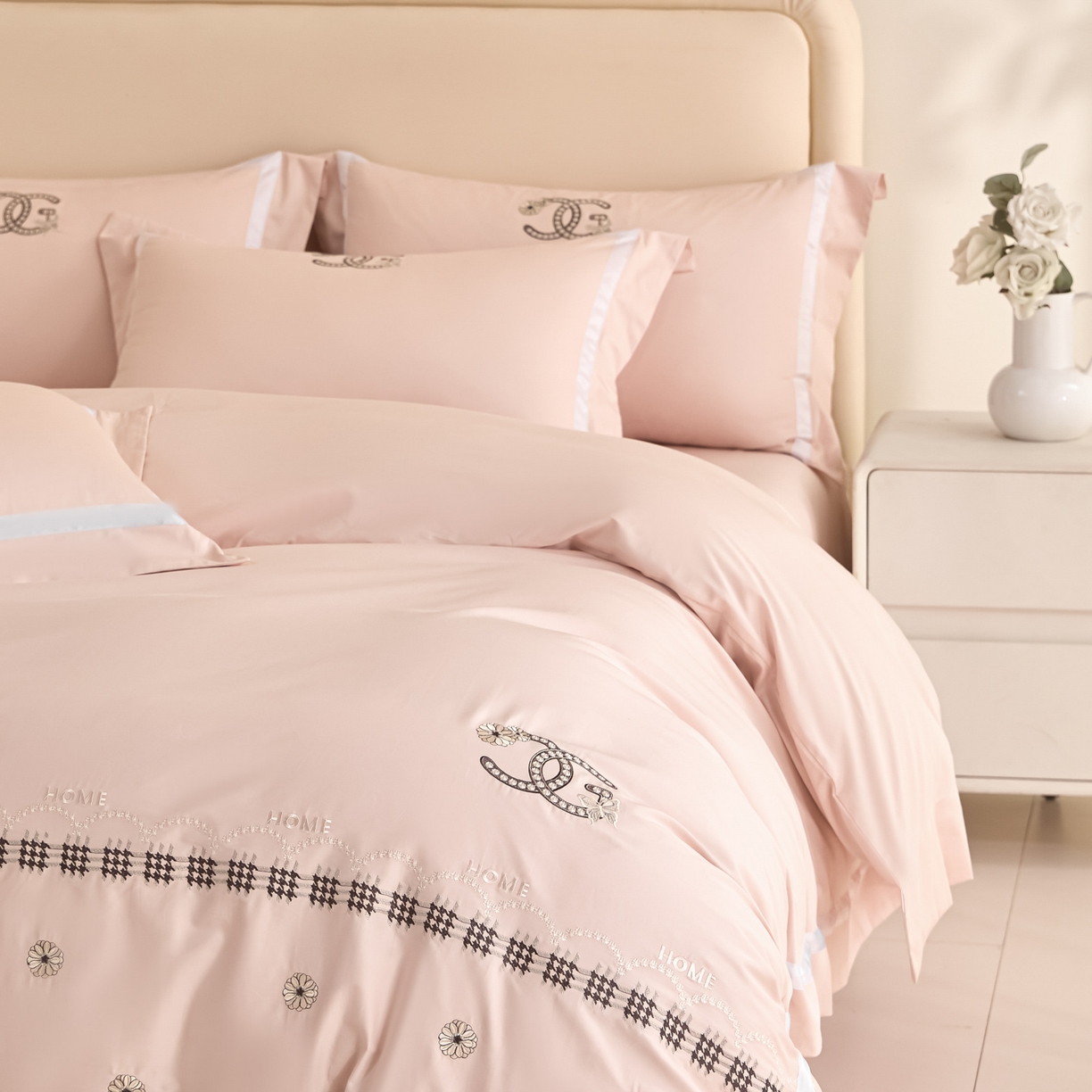 91家纺网 家纺一手货源 找家纺 新方向 【控价 提供买家秀】2026新款刺绣50s双股全棉贡缎长绒棉四件套-金伯妮（控价 标准358元 加大378元） 金伯妮-蔷薇粉