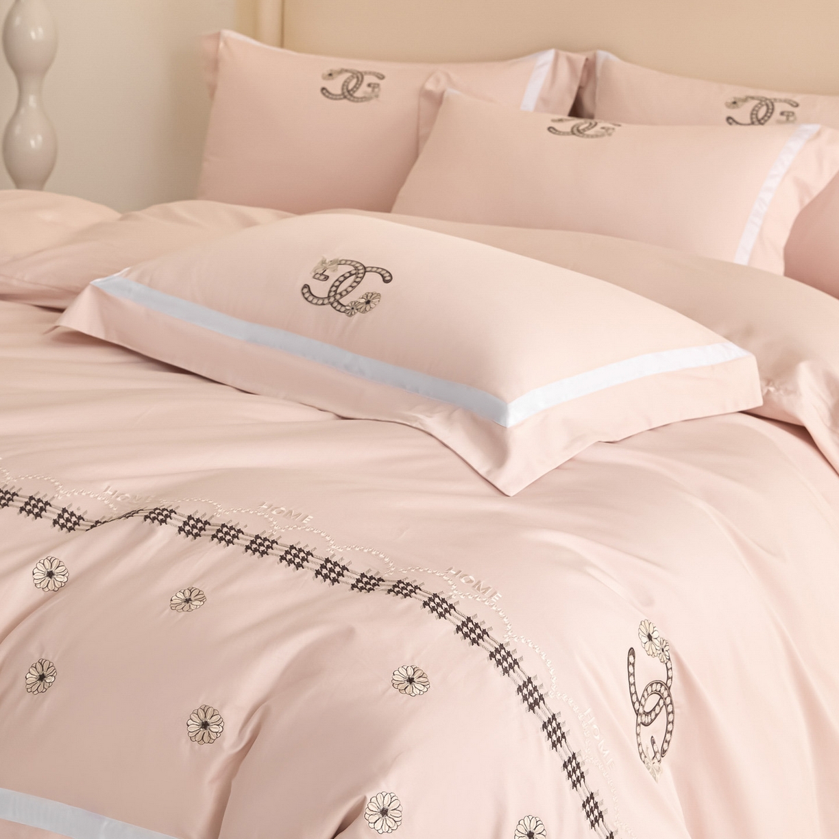 91家纺网 家纺一手货源 找家纺 新方向 【控价 提供买家秀】2026新款刺绣50s双股全棉贡缎长绒棉四件套-金伯妮（控价 标准358元 加大378元） 金伯妮-蔷薇粉