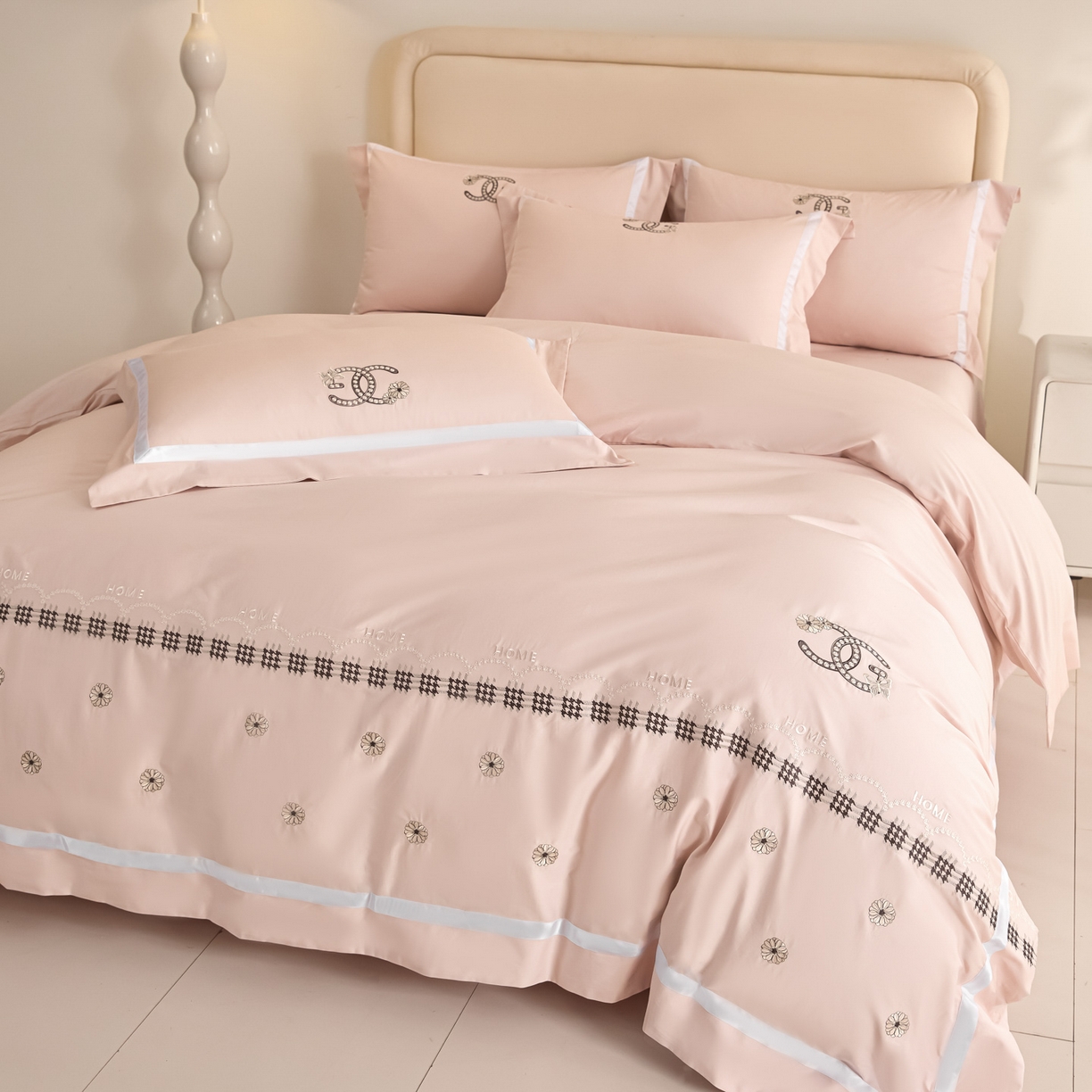 91家纺网 家纺一手货源 找家纺 新方向 【控价 提供买家秀】2026新款刺绣50s双股全棉贡缎长绒棉四件套-金伯妮（控价 标准358元 加大378元） 金伯妮-蔷薇粉