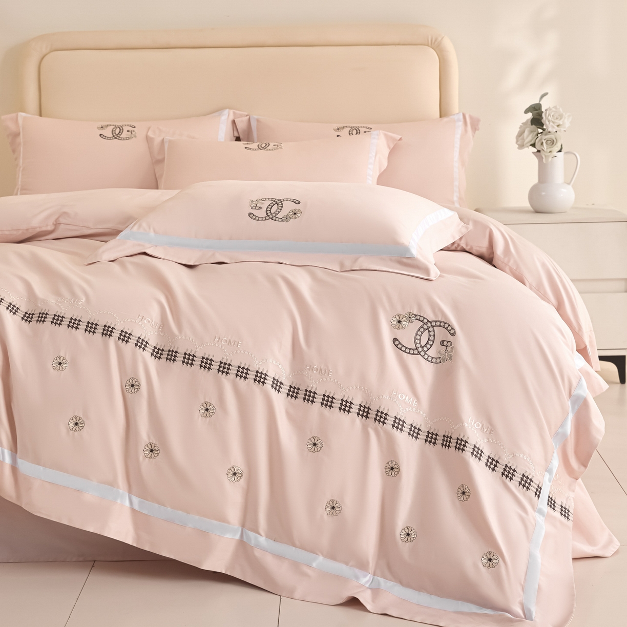 91家纺网 家纺一手货源 找家纺 新方向 【控价 提供买家秀】2026新款刺绣50s双股全棉贡缎长绒棉四件套-金伯妮（控价 标准358元 加大378元） 金伯妮-蔷薇粉