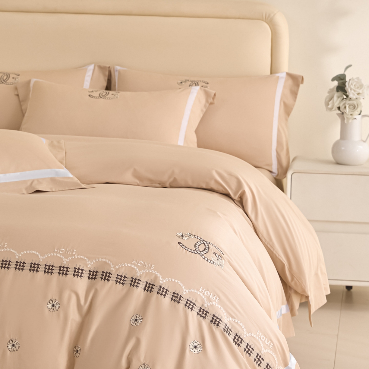 91家纺网 家纺一手货源 找家纺 新方向 【控价 提供买家秀】2026新款刺绣50s双股全棉贡缎长绒棉四件套-金伯妮（控价 标准358元 加大378元） 金伯妮-香槟