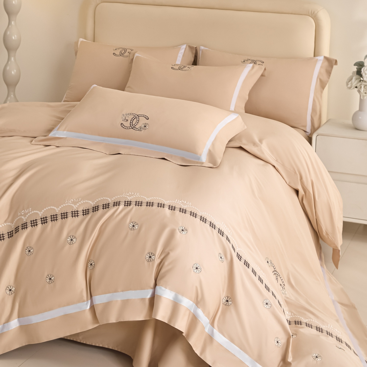 91家纺网 家纺一手货源 找家纺 新方向 【控价 提供买家秀】2026新款刺绣50s双股全棉贡缎长绒棉四件套-金伯妮（控价 标准358元 加大378元） 金伯妮-香槟