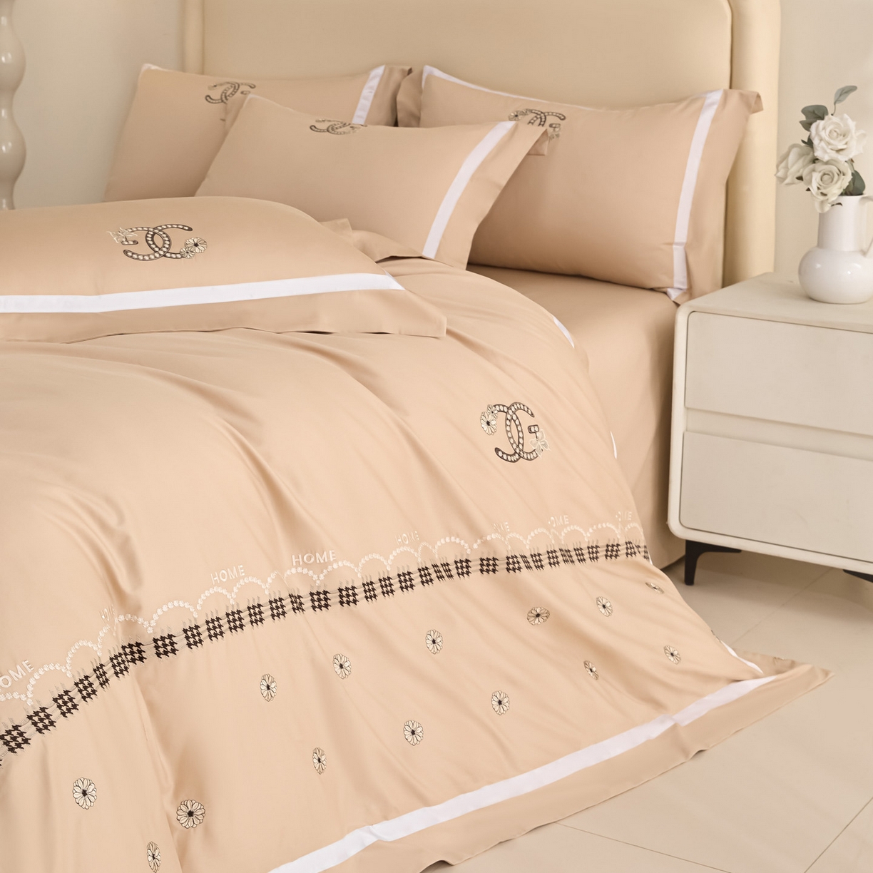 91家纺网 家纺一手货源 找家纺 新方向 【控价 提供买家秀】2026新款刺绣50s双股全棉贡缎长绒棉四件套-金伯妮（控价 标准358元 加大378元） 金伯妮-香槟