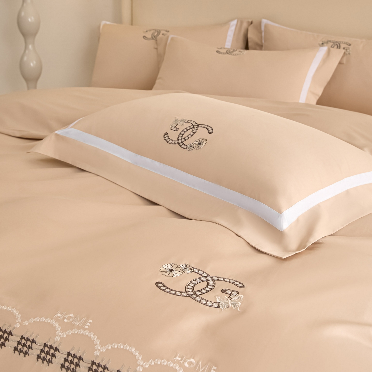 91家纺网 家纺一手货源 找家纺 新方向 【控价 提供买家秀】2026新款刺绣50s双股全棉贡缎长绒棉四件套-金伯妮（控价 标准358元 加大378元） 金伯妮-香槟