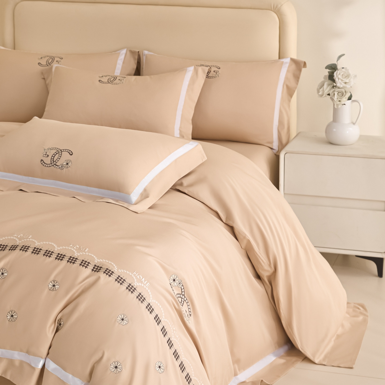 91家纺网 家纺一手货源 找家纺 新方向 【控价 提供买家秀】2026新款刺绣50s双股全棉贡缎长绒棉四件套-金伯妮（控价 标准358元 加大378元） 金伯妮-香槟