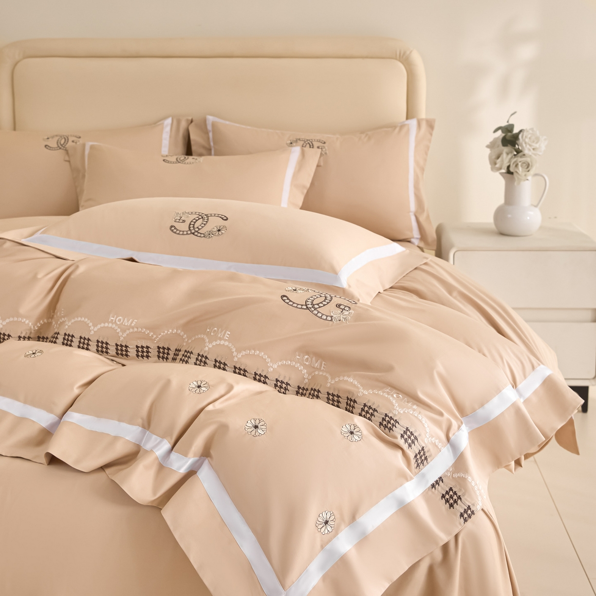 91家纺网 家纺一手货源 找家纺 新方向 【控价 提供买家秀】2026新款刺绣50s双股全棉贡缎长绒棉四件套-金伯妮（控价 标准358元 加大378元） 金伯妮-香槟