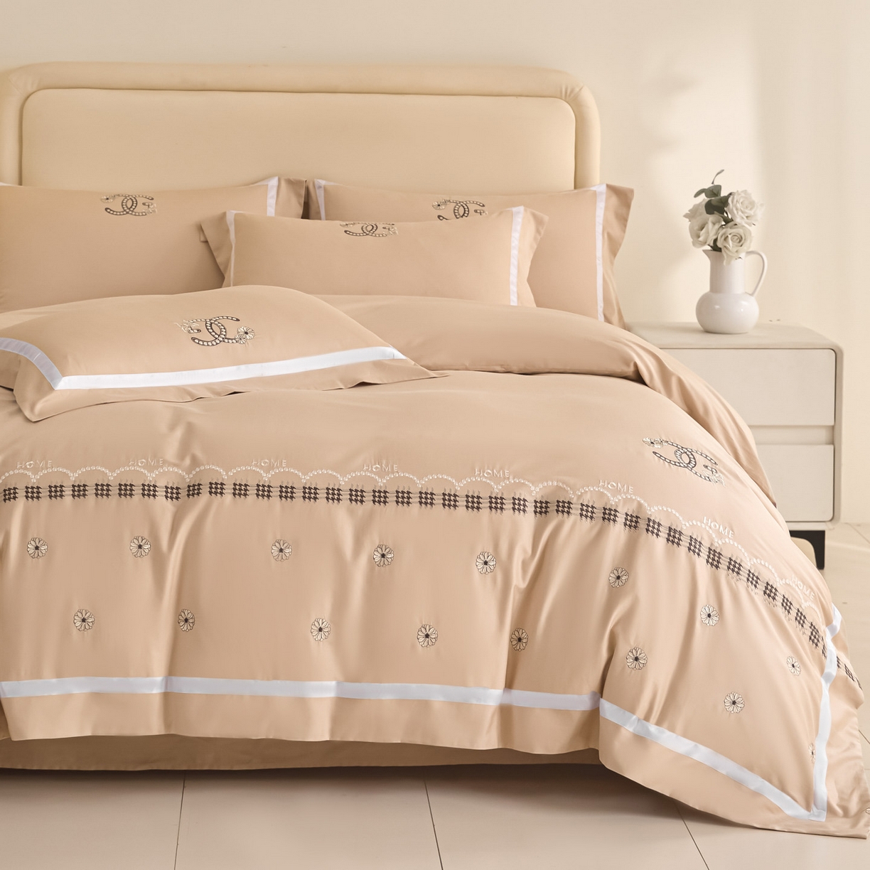 91家纺网 家纺一手货源 找家纺 新方向 【控价 提供买家秀】2026新款刺绣50s双股全棉贡缎长绒棉四件套-金伯妮（控价 标准358元 加大378元） 金伯妮-香槟