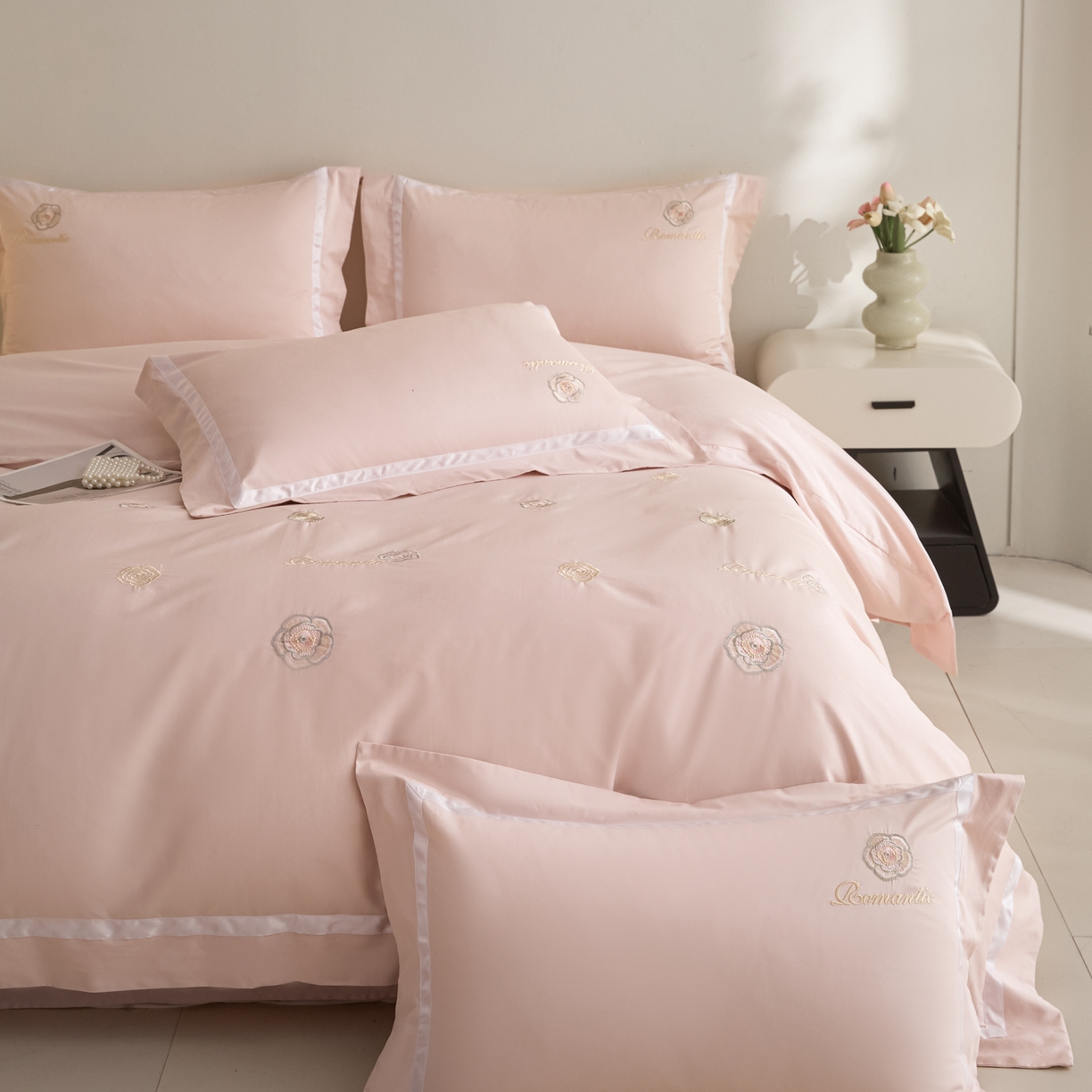 91家纺网 家纺一手货源 找家纺 新方向 【控价 提供买家秀】2026新款刺绣50s双股全棉贡缎长绒棉四件套-半夏（控价 标准338元 加大358元） 半夏-蔷薇粉