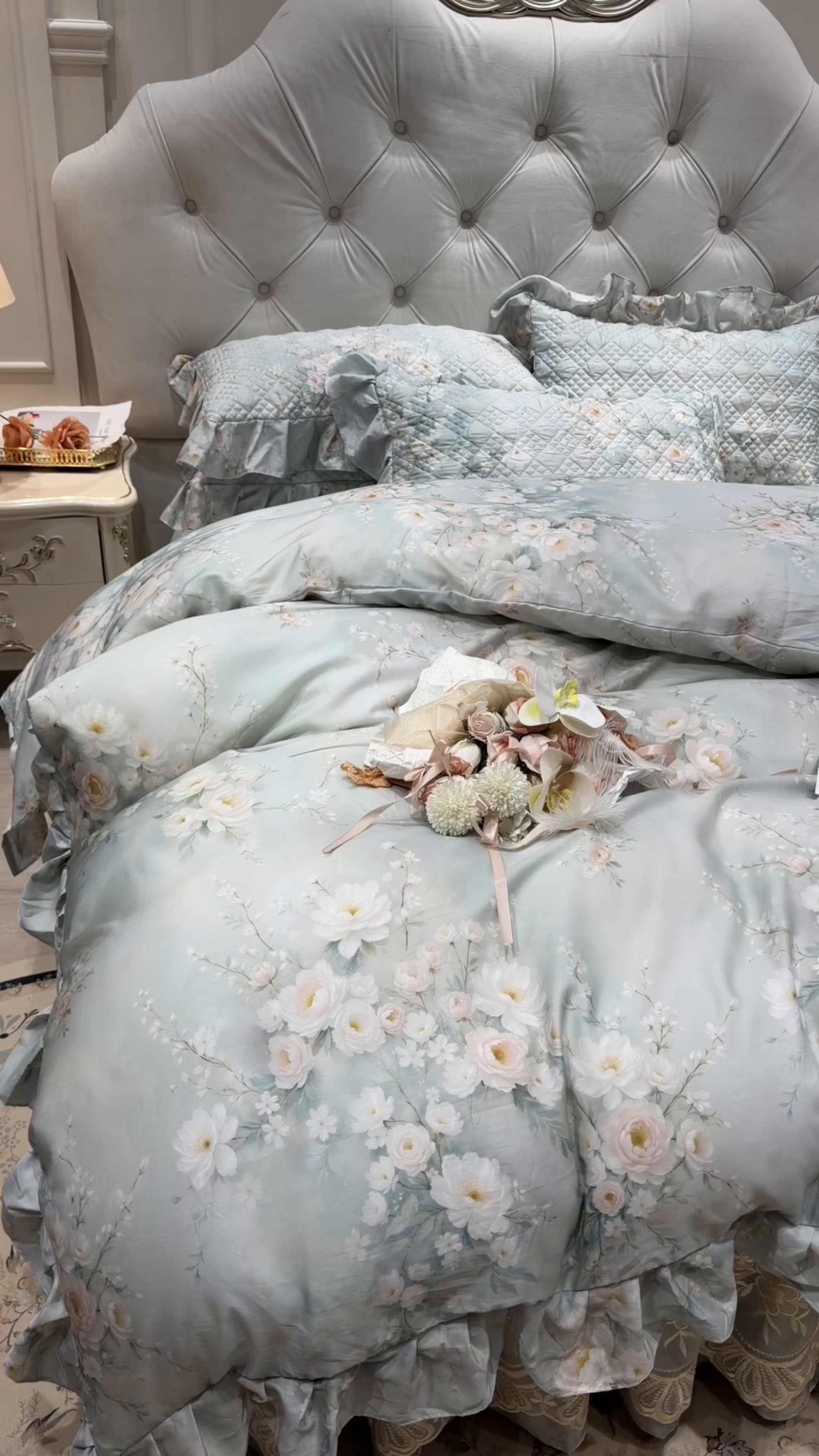 91家纺网 家纺一手货源 找家纺 宜凡家纺 2026新款莱赛尔印花夹棉床裙四件套 蓝铃风语