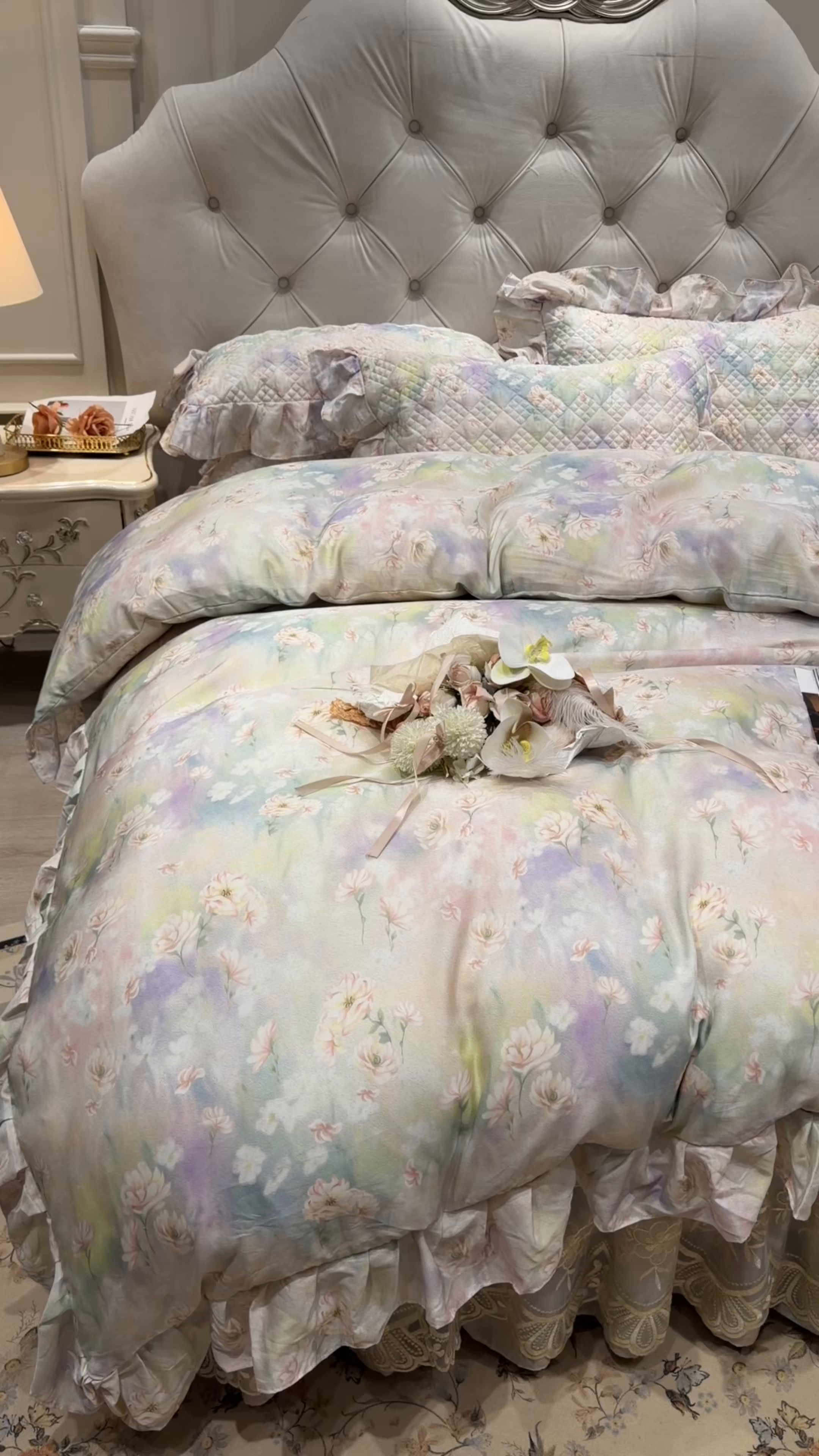 91家纺网 家纺一手货源 找家纺 宜凡家纺 2026新款莱赛尔印花夹棉床裙四件套 鸢尾幽梦