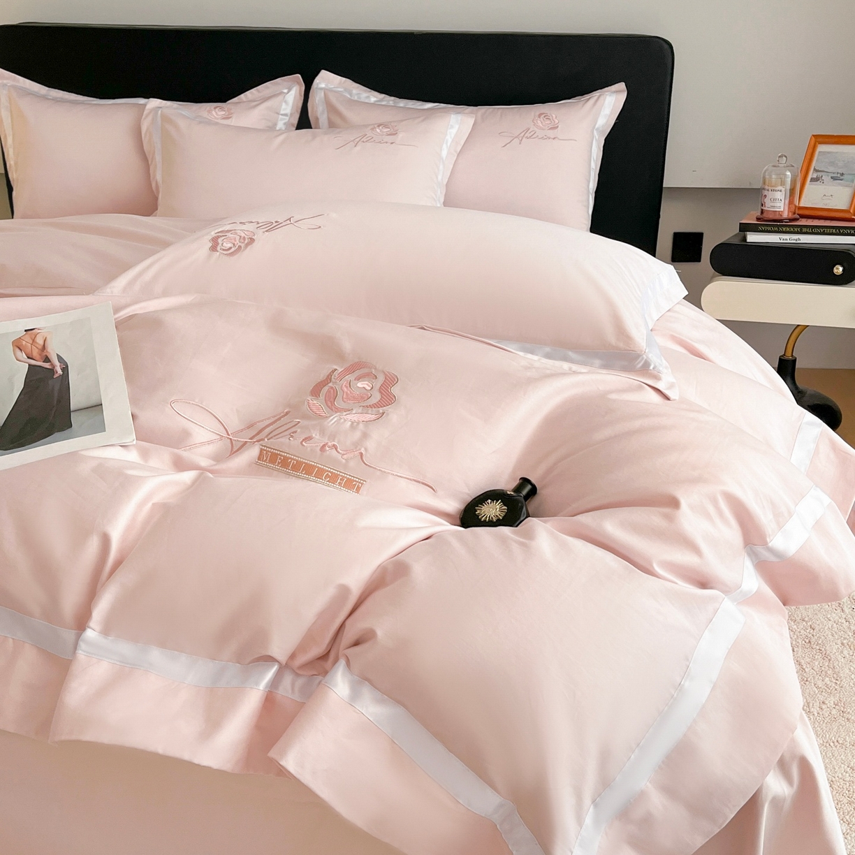 91家纺网 家纺一手货源 找家纺 （总）新方向 【控价 提供买家秀】2026新款刺绣50s双股全棉贡缎长绒棉四件套-茶花开了（控价 标准328元 加大348元）