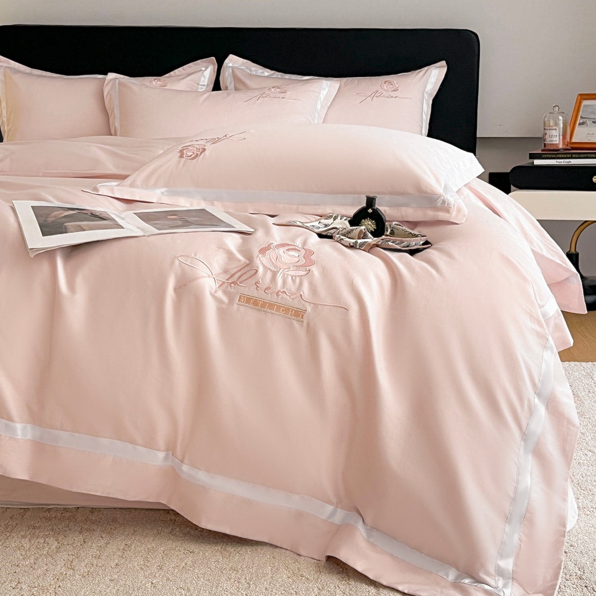 91家纺网 家纺一手货源 找家纺 新方向 【控价 提供买家秀】2026新款刺绣50s双股全棉贡缎长绒棉四件套-茶花开了（控价 标准328元 加大348元） 茶花开了-蔷薇粉