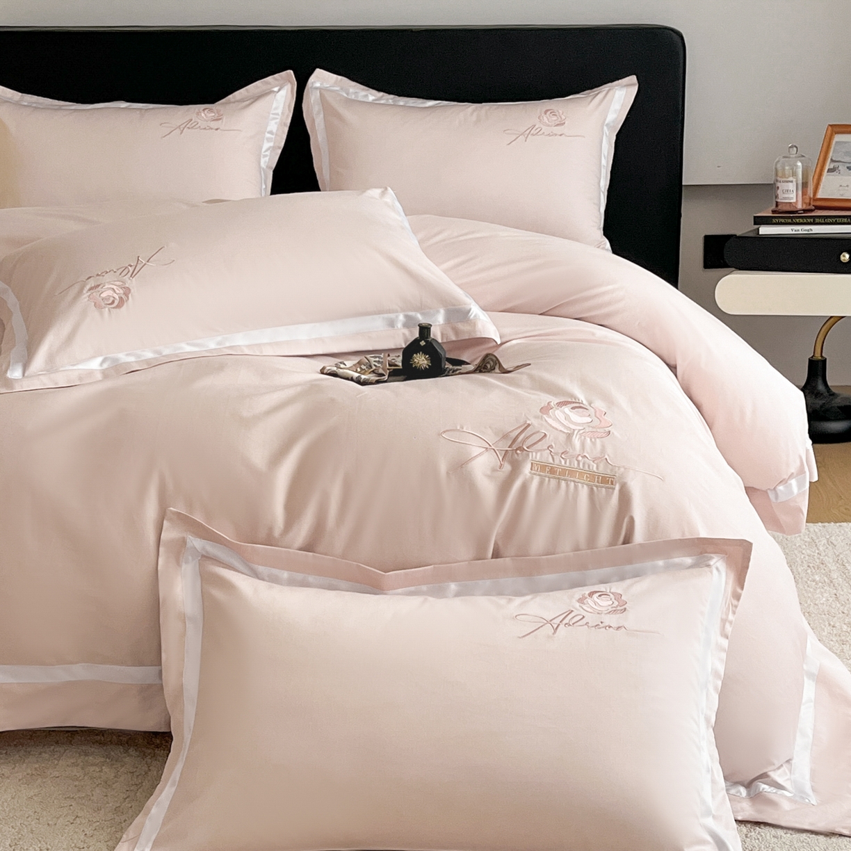 91家纺网 家纺一手货源 找家纺 新方向 【控价 提供买家秀】2026新款刺绣50s双股全棉贡缎长绒棉四件套-茶花开了（控价 标准328元 加大348元） 茶花开了-蔷薇粉