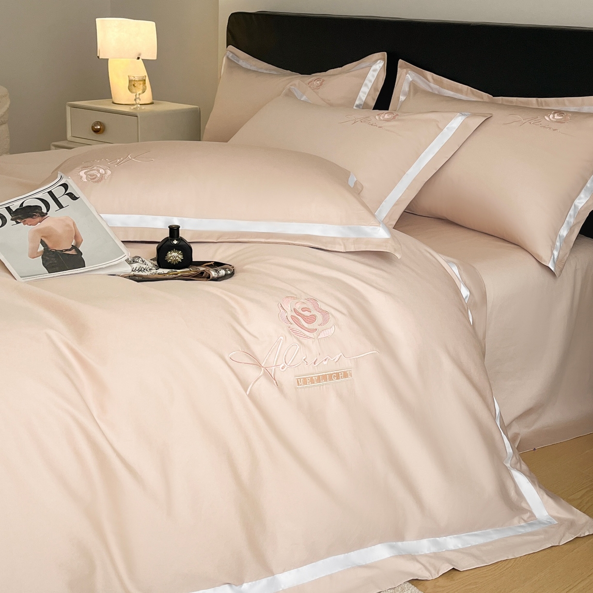 91家纺网 家纺一手货源 找家纺 新方向 【控价 提供买家秀】2026新款刺绣50s双股全棉贡缎长绒棉四件套-茶花开了（控价 标准328元 加大348元） 茶花开了-香槟