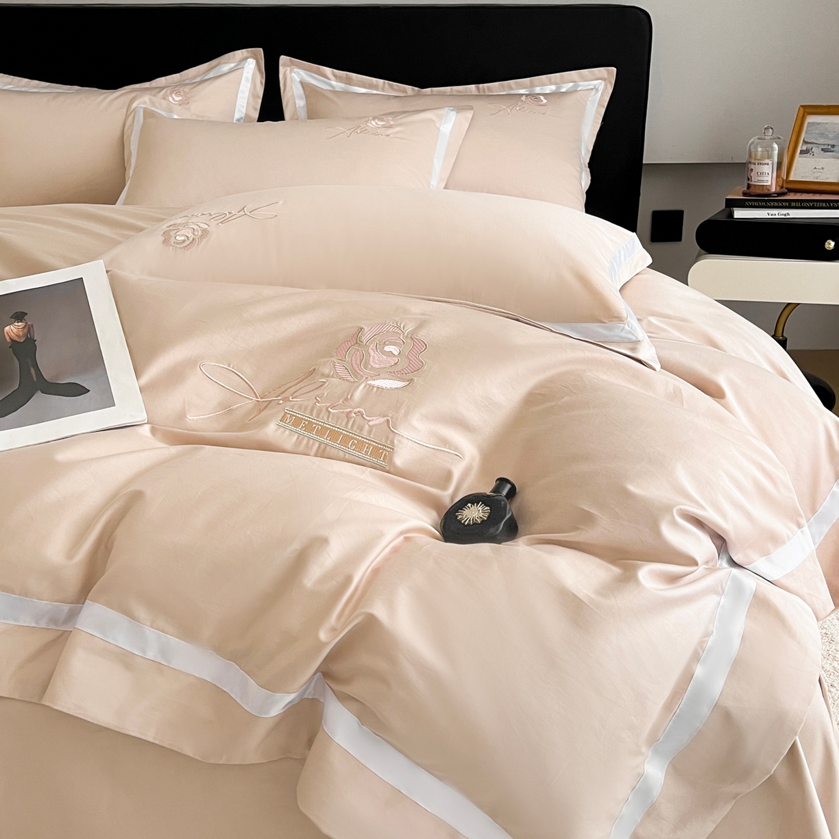 91家纺网 家纺一手货源 找家纺 新方向 【控价 提供买家秀】2026新款刺绣50s双股全棉贡缎长绒棉四件套-茶花开了（控价 标准328元 加大348元） 茶花开了-香槟