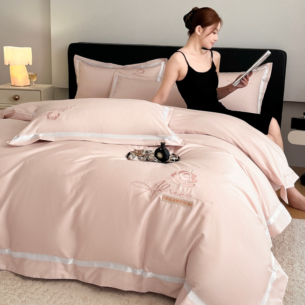 91家纺网 家纺一手货源 找家纺 新方向 【控价 提供买家秀】2026新款刺绣50s双股全棉贡缎长绒棉四件套-茶花开了（控价 标准328元 加大348元） 茶花开了-蔷薇粉