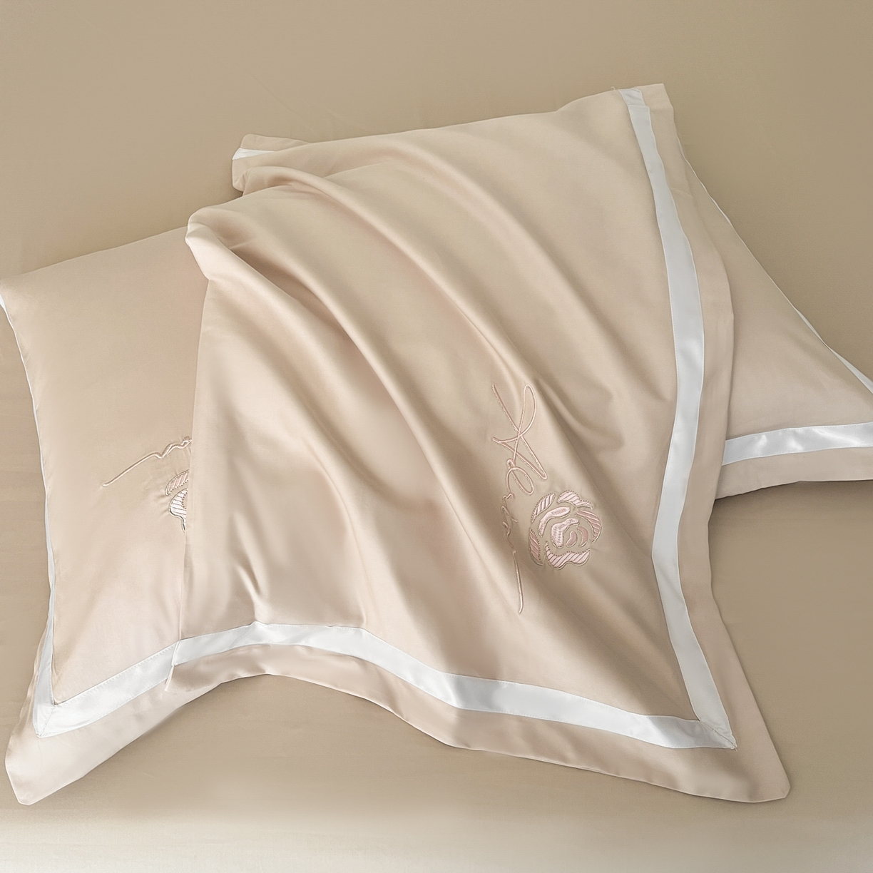 91家纺网 家纺一手货源 找家纺 新方向 【控价 提供买家秀】2026新款刺绣50s双股全棉贡缎长绒棉四件套-茶花开了（控价 标准328元 加大348元） 茶花开了-香槟