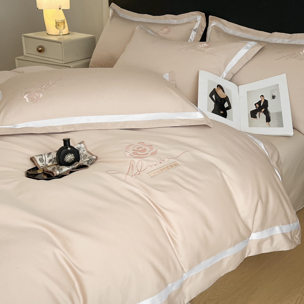 91家纺网 家纺一手货源 找家纺 新方向 【控价 提供买家秀】2026新款刺绣50s双股全棉贡缎长绒棉四件套-茶花开了（控价 标准328元 加大348元） 茶花开了-香槟