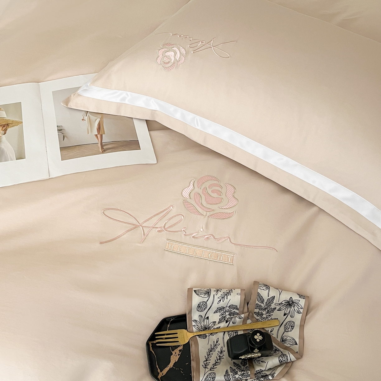 91家纺网 家纺一手货源 找家纺 新方向 【控价 提供买家秀】2026新款刺绣50s双股全棉贡缎长绒棉四件套-茶花开了（控价 标准328元 加大348元） 茶花开了-香槟