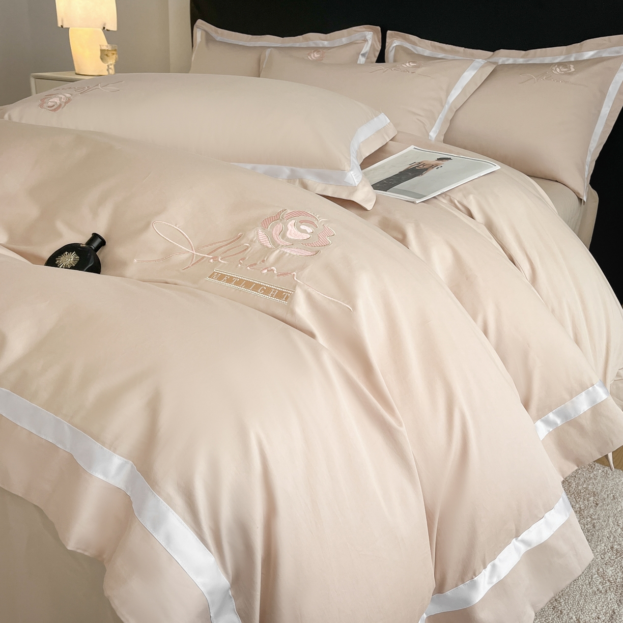 91家纺网 家纺一手货源 找家纺 新方向 【控价 提供买家秀】2026新款刺绣50s双股全棉贡缎长绒棉四件套-茶花开了（控价 标准328元 加大348元） 茶花开了-香槟