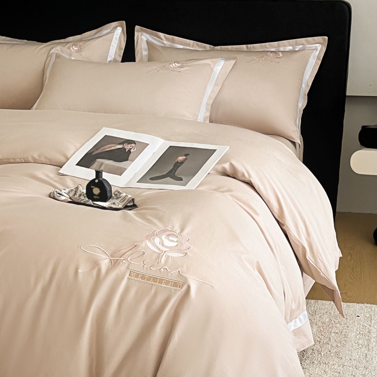 91家纺网 家纺一手货源 找家纺 新方向 【控价 提供买家秀】2026新款刺绣50s双股全棉贡缎长绒棉四件套-茶花开了（控价 标准328元 加大348元） 茶花开了-香槟