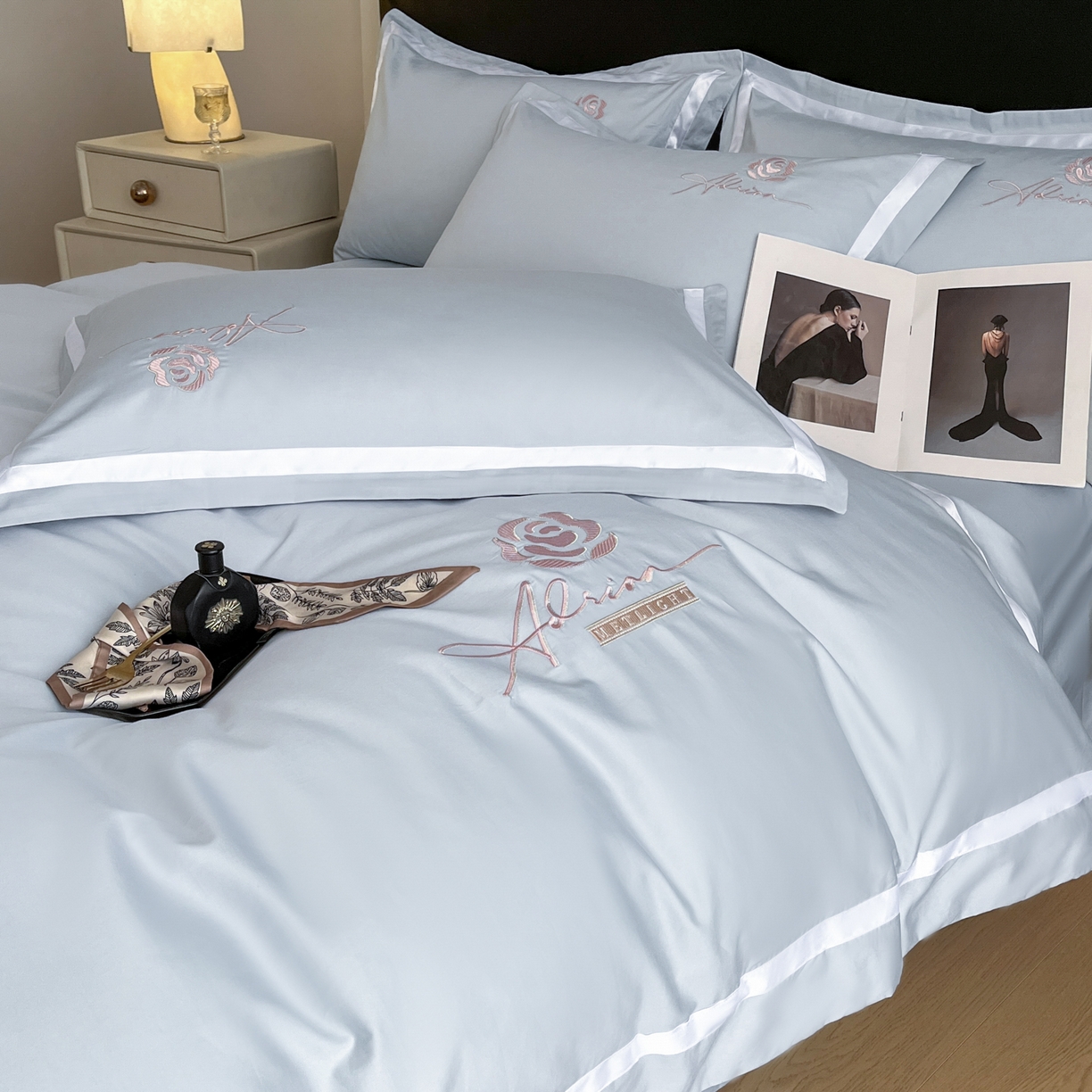 91家纺网 家纺一手货源 找家纺 新方向 【控价 提供买家秀】2026新款刺绣50s双股全棉贡缎长绒棉四件套-茶花开了（控价 标准328元 加大348元） 茶花开了-星空蓝