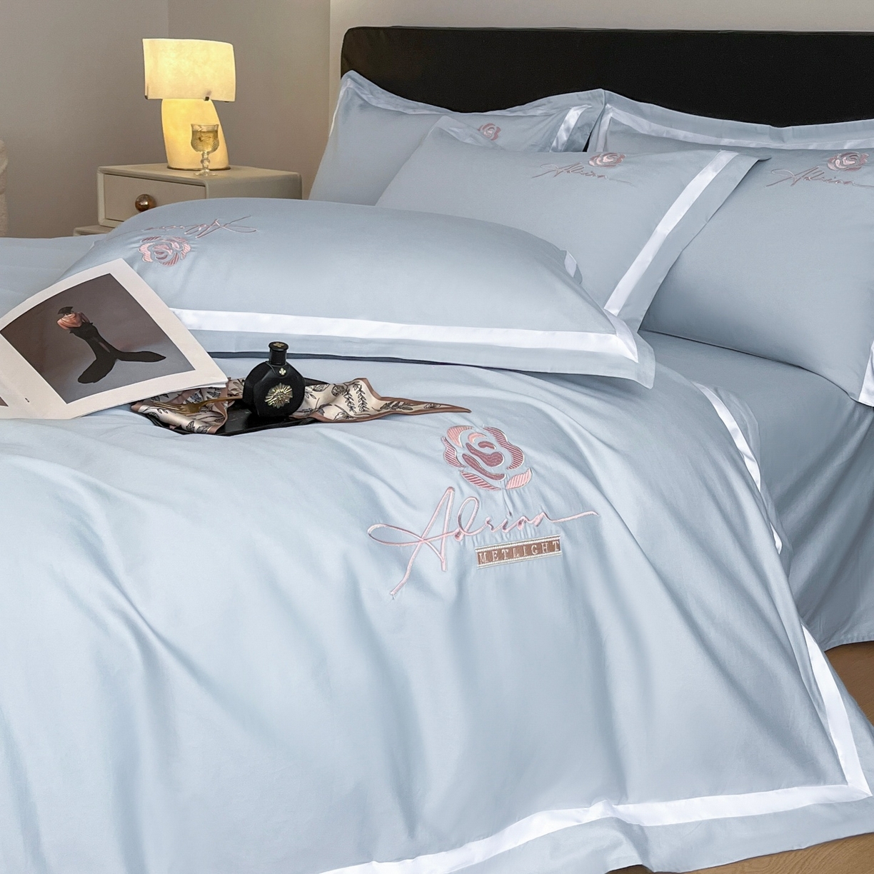 91家纺网 家纺一手货源 找家纺 新方向 【控价 提供买家秀】2026新款刺绣50s双股全棉贡缎长绒棉四件套-茶花开了（控价 标准328元 加大348元） 茶花开了-星空蓝