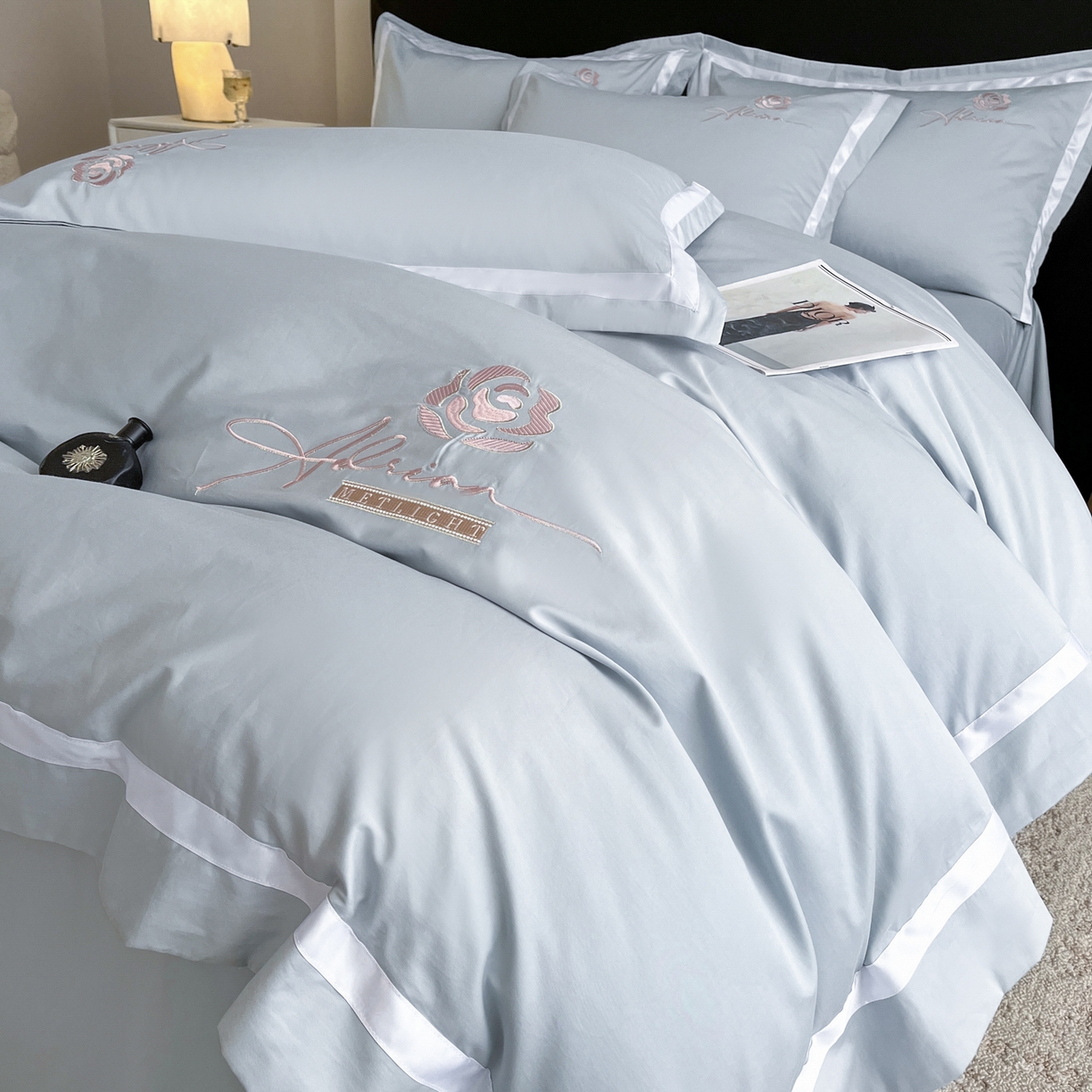 91家纺网 家纺一手货源 找家纺 新方向 【控价 提供买家秀】2026新款刺绣50s双股全棉贡缎长绒棉四件套-茶花开了（控价 标准328元 加大348元） 茶花开了-星空蓝