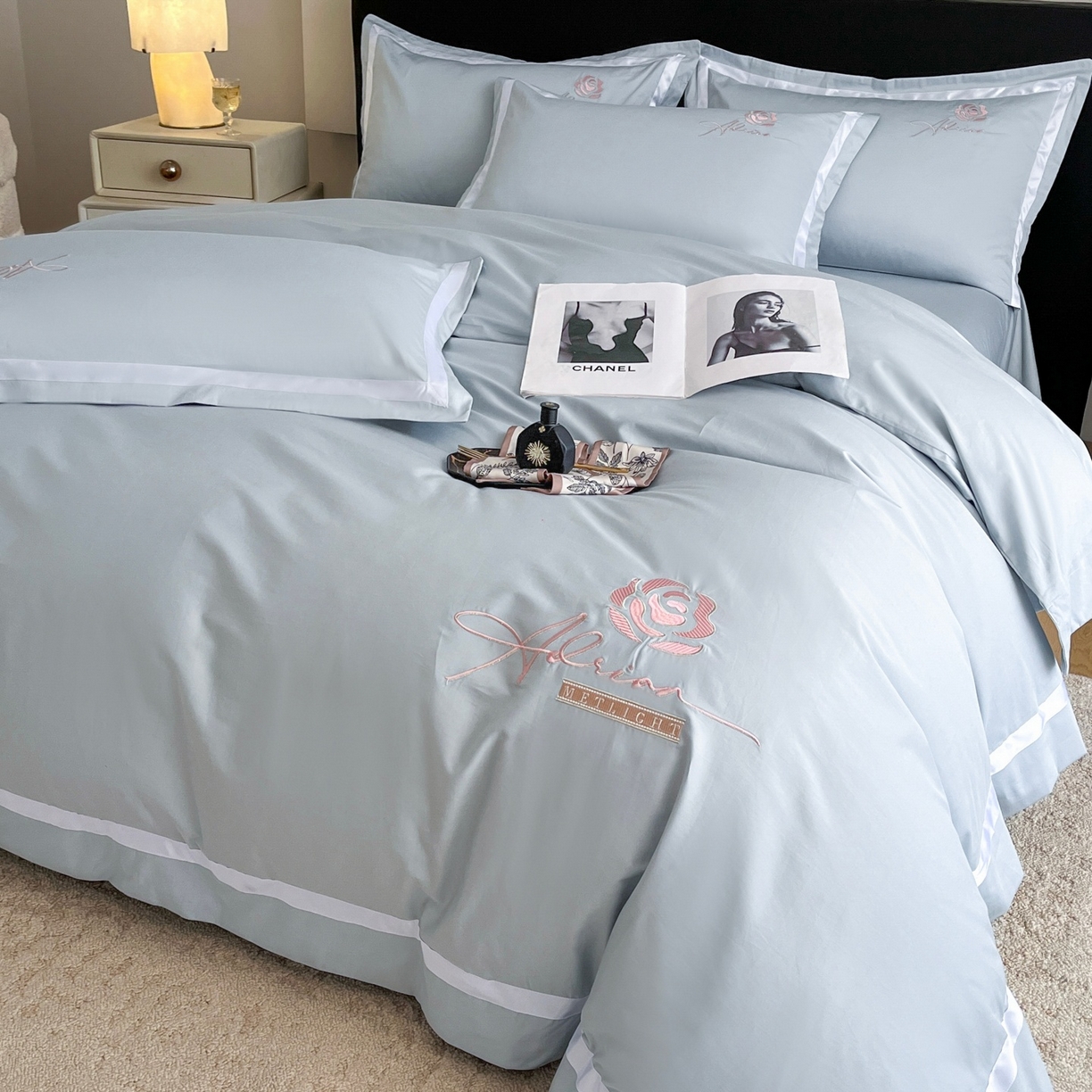 91家纺网 家纺一手货源 找家纺 新方向 【控价 提供买家秀】2026新款刺绣50s双股全棉贡缎长绒棉四件套-茶花开了（控价 标准328元 加大348元） 茶花开了-星空蓝