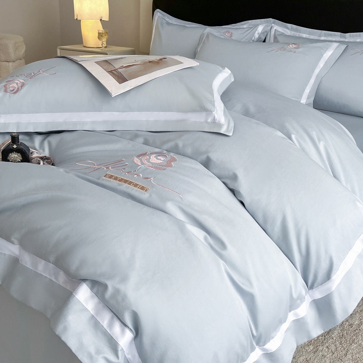 91家纺网 家纺一手货源 找家纺 新方向 【控价 提供买家秀】2026新款刺绣50s双股全棉贡缎长绒棉四件套-茶花开了（控价 标准328元 加大348元） 茶花开了-星空蓝