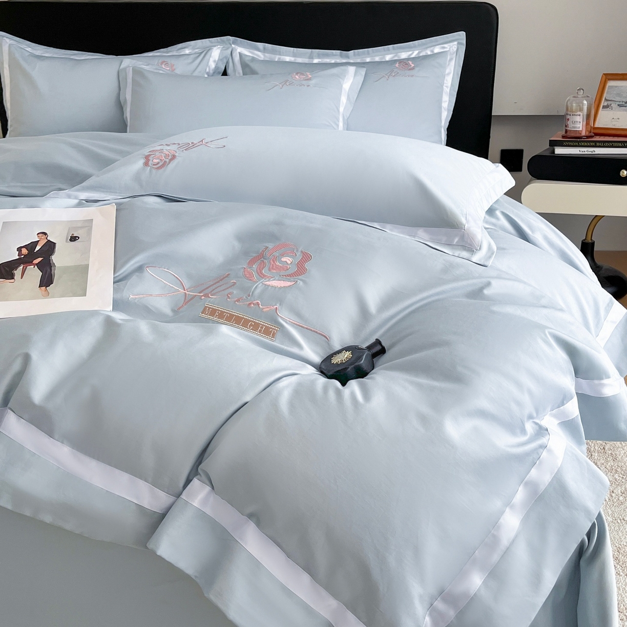 91家纺网 家纺一手货源 找家纺 新方向 【控价 提供买家秀】2026新款刺绣50s双股全棉贡缎长绒棉四件套-茶花开了（控价 标准328元 加大348元） 茶花开了-星空蓝