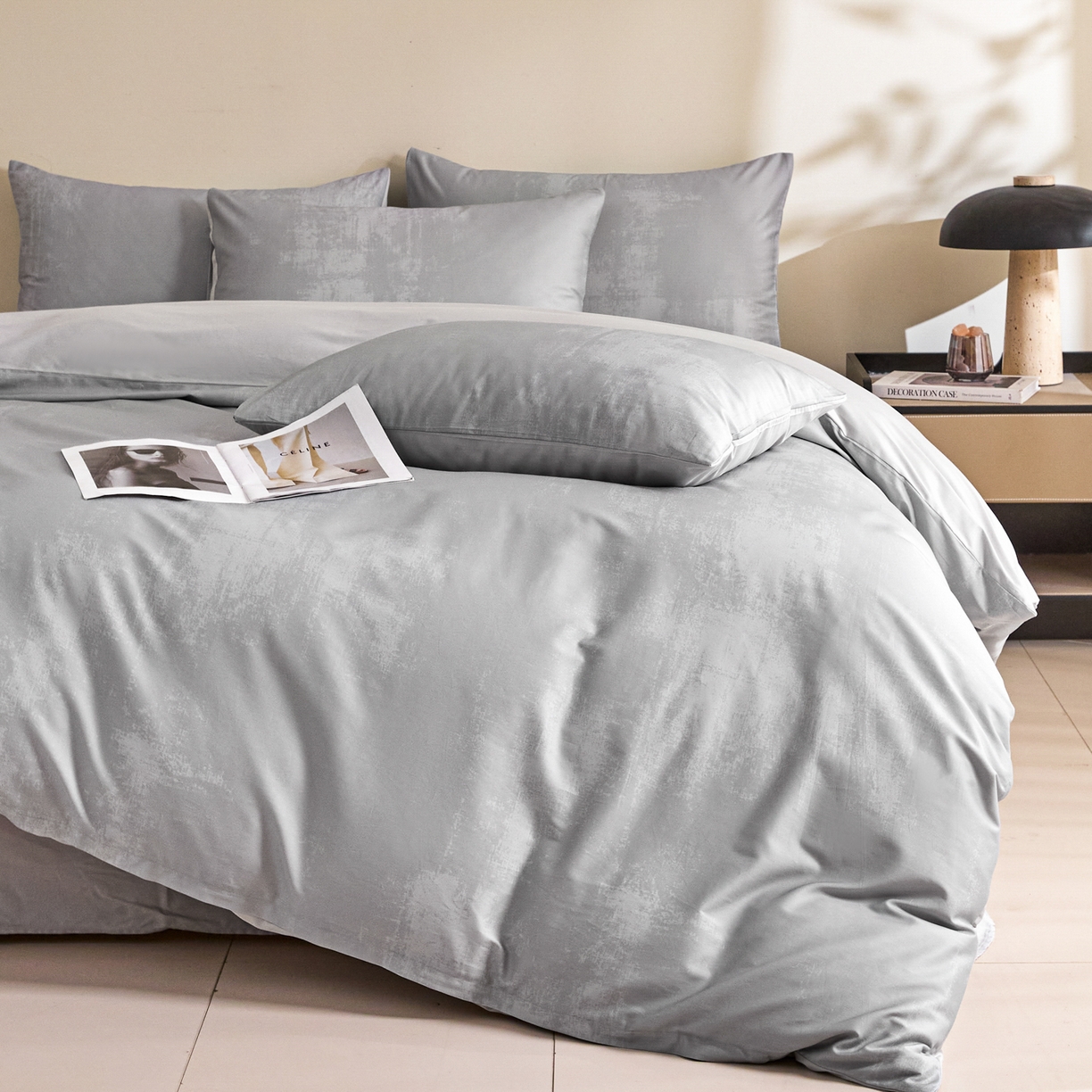 91家纺网 家纺一手货源 找家纺 新方向 【控价 提供买家秀】2026新款 数码印花50s双股全棉贡缎长绒棉四件套-涂鸦日记（控价 标准288元 加大308元） 涂鸦日记-爵士灰