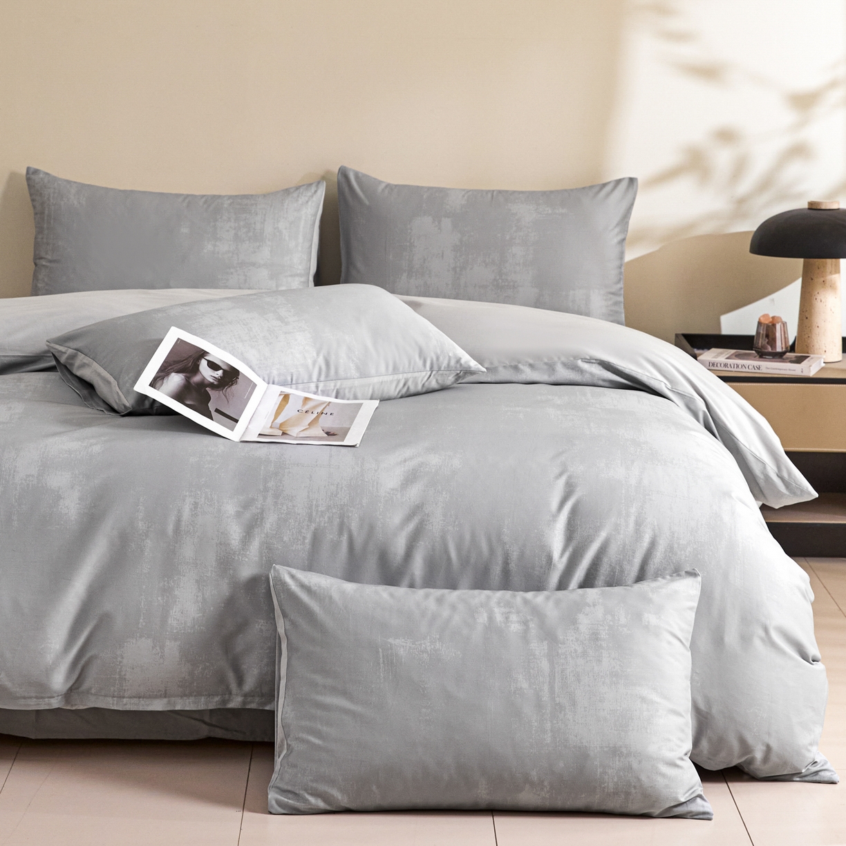 91家纺网 家纺一手货源 找家纺 新方向 【控价 提供买家秀】2026新款 数码印花50s双股全棉贡缎长绒棉四件套-涂鸦日记（控价 标准288元 加大308元） 涂鸦日记-爵士灰