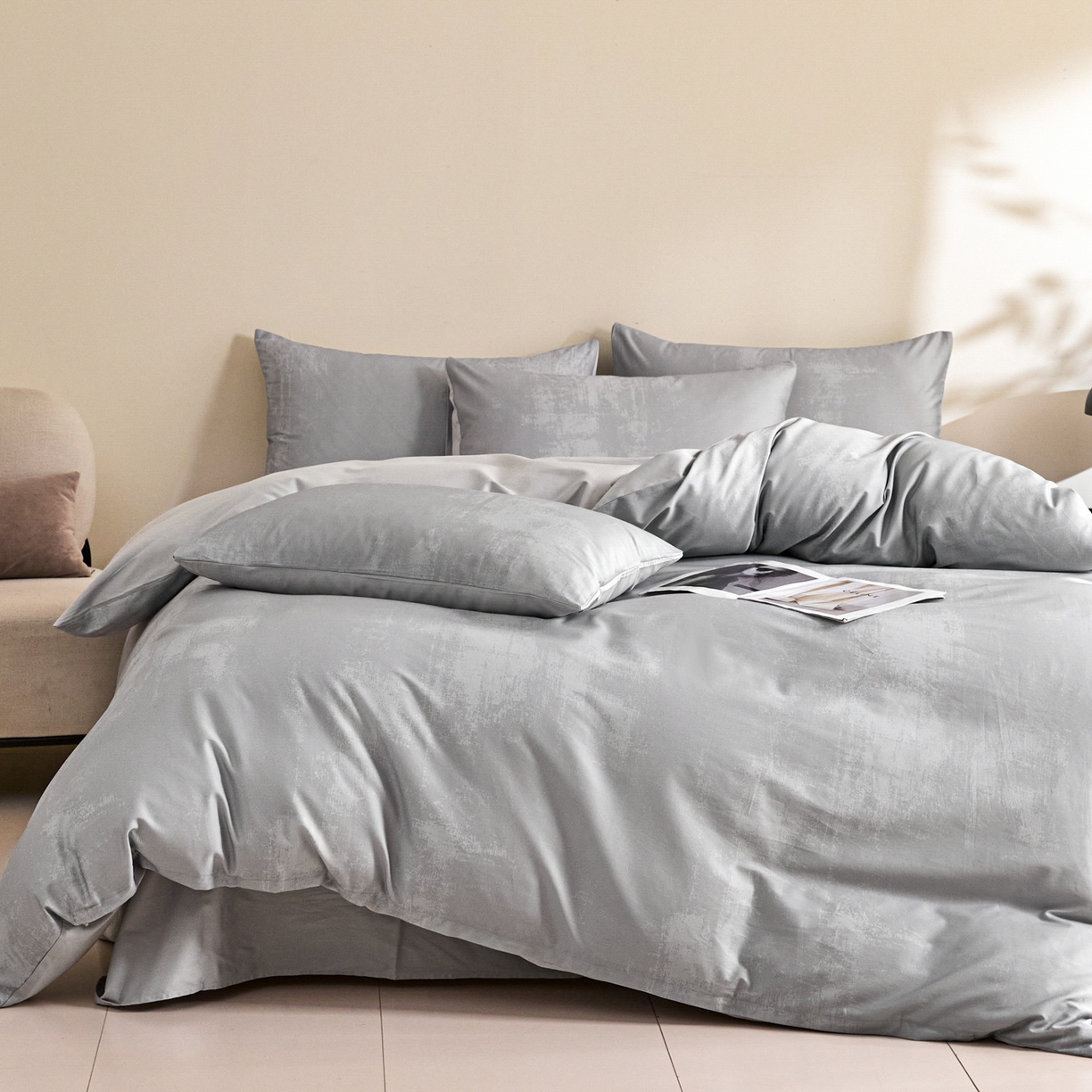 91家纺网 家纺一手货源 找家纺 新方向 【控价 提供买家秀】2026新款 数码印花50s双股全棉贡缎长绒棉四件套-涂鸦日记（控价 标准288元 加大308元） 涂鸦日记-爵士灰