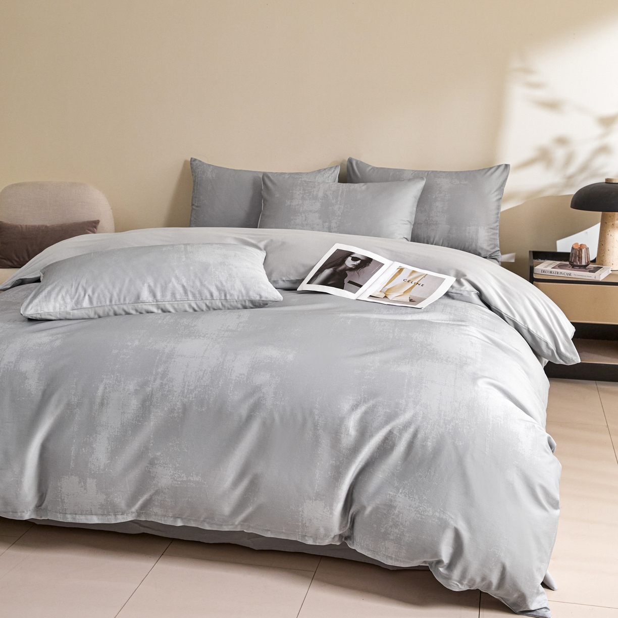 91家纺网 家纺一手货源 找家纺 新方向 【控价 提供买家秀】2026新款 数码印花50s双股全棉贡缎长绒棉四件套-涂鸦日记（控价 标准288元 加大308元） 涂鸦日记-爵士灰