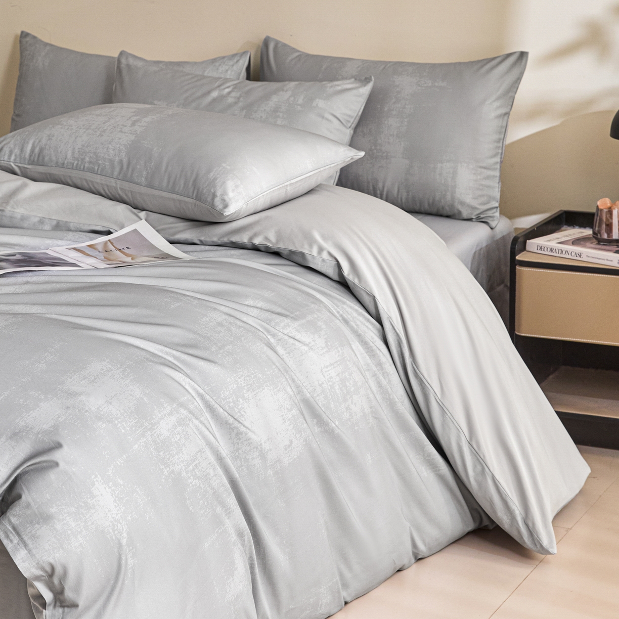 91家纺网 家纺一手货源 找家纺 新方向 【控价 提供买家秀】2026新款 数码印花50s双股全棉贡缎长绒棉四件套-涂鸦日记（控价 标准288元 加大308元） 涂鸦日记-爵士灰