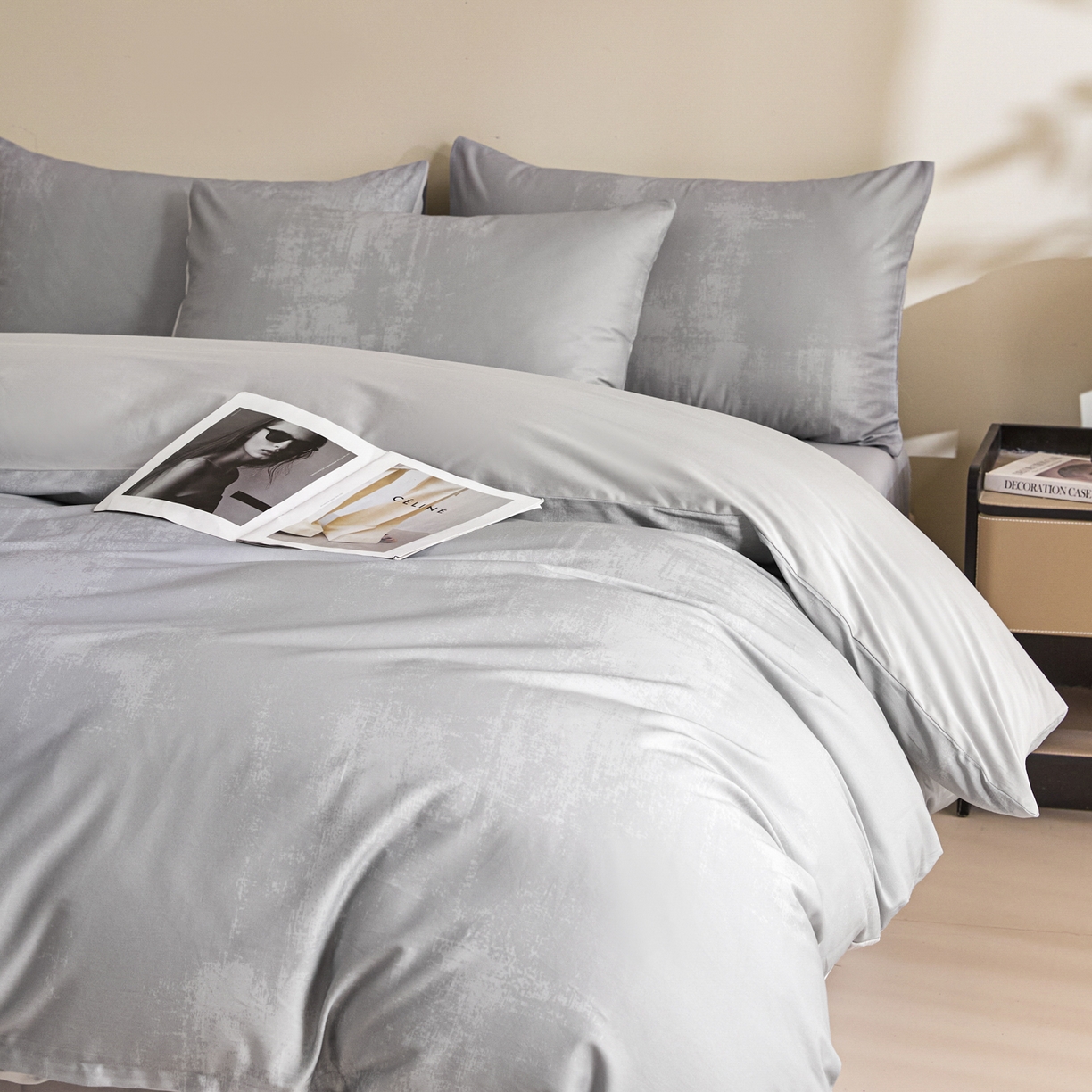 91家纺网 家纺一手货源 找家纺 新方向 【控价 提供买家秀】2026新款 数码印花50s双股全棉贡缎长绒棉四件套-涂鸦日记（控价 标准288元 加大308元） 涂鸦日记-爵士灰