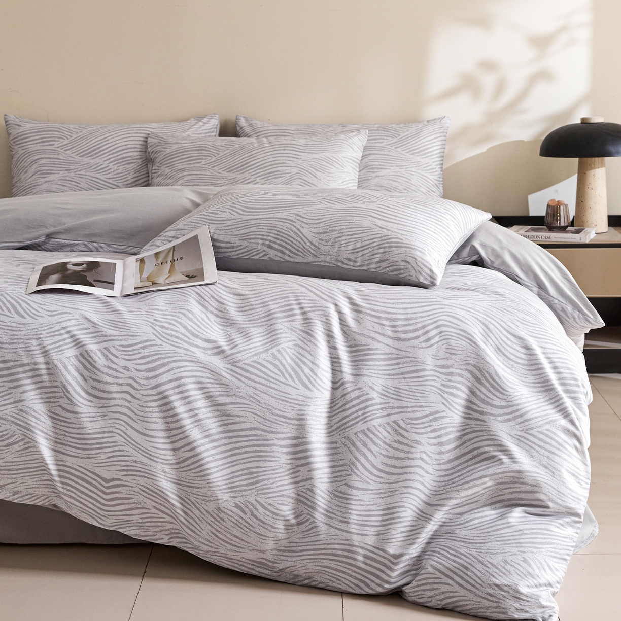 91家纺网 家纺一手货源 找家纺 新方向 【控价 提供买家秀】2026新款 数码印花50s双股全棉贡缎长绒棉四件套-罗马(控价 标准288元 加大308元) 罗马-爵士灰