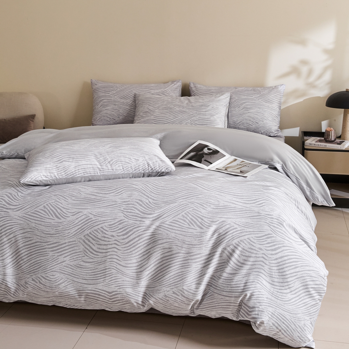 91家纺网 家纺一手货源 找家纺 新方向 【控价 提供买家秀】2026新款 数码印花50s双股全棉贡缎长绒棉四件套-罗马(控价 标准288元 加大308元) 罗马-爵士灰