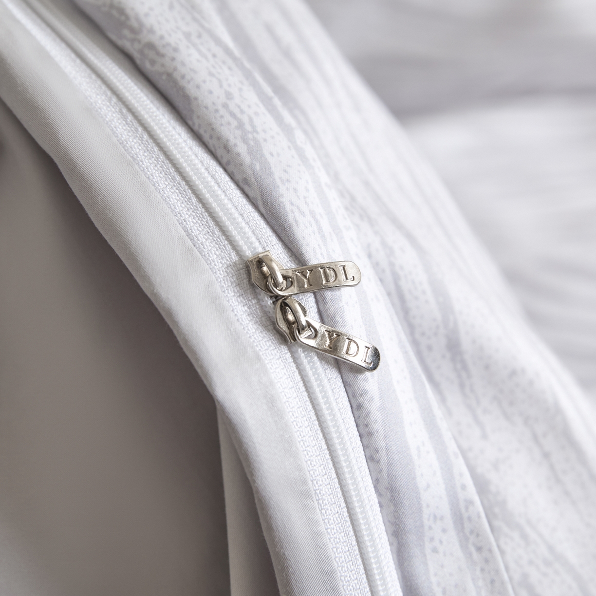 91家纺网 家纺一手货源 找家纺 新方向 【控价 提供买家秀】2026新款 数码印花50s双股全棉贡缎长绒棉四件套-罗马(控价 标准288元 加大308元) 罗马-爵士灰