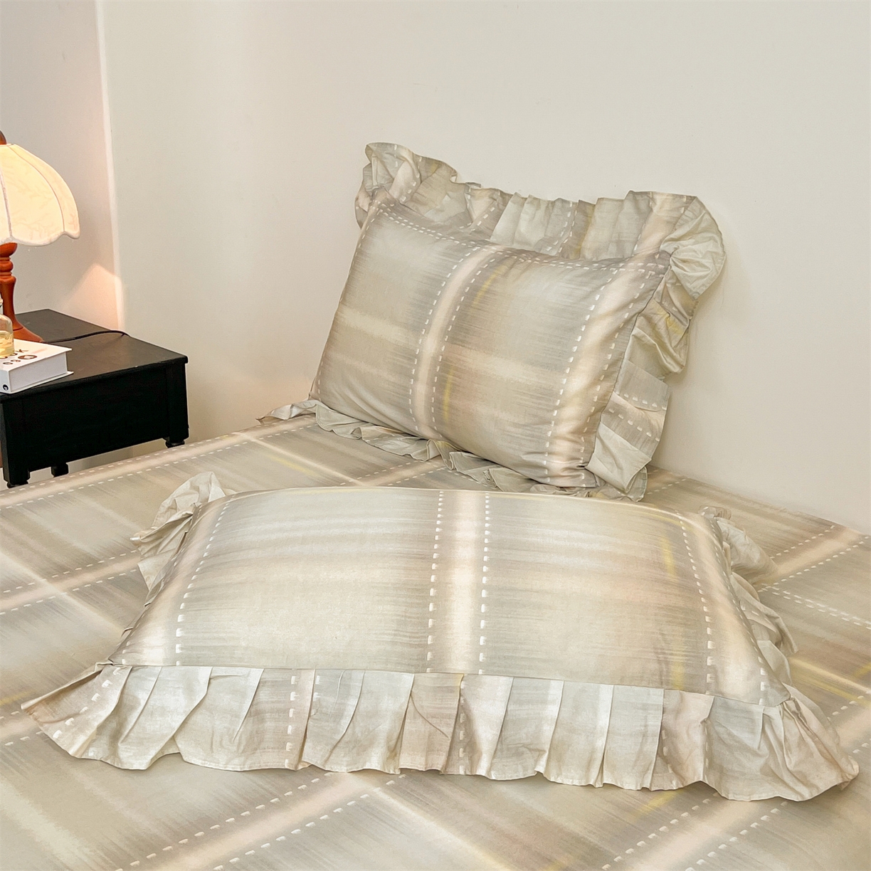 91家纺网 家纺一手货源 找家纺 宜凡家纺  2026新款全棉数码印花单层床裙格子系列单床裙三件套 光之羽 绿