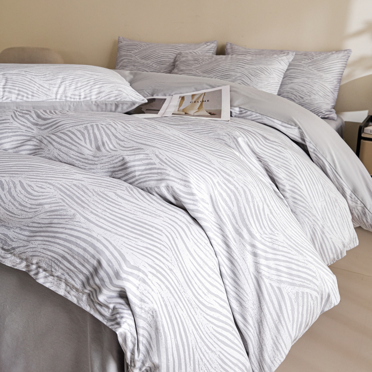 91家纺网 家纺一手货源 找家纺 新方向 【控价 提供买家秀】2026新款 数码印花50s双股全棉贡缎长绒棉四件套-罗马(控价 标准288元 加大308元) 罗马-爵士灰