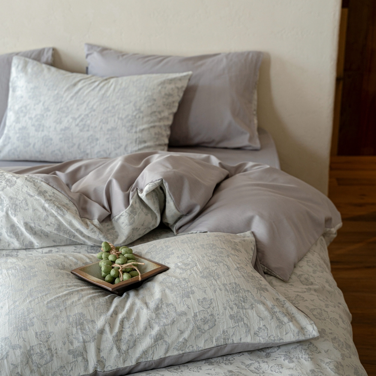 91家纺网 家纺一手货源 找家纺 时光里 2026新款全棉纯棉60支色织水洗提花四件套 椿樱时--浅山