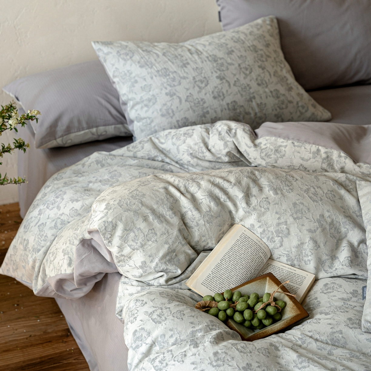 91家纺网 家纺一手货源 找家纺 时光里 2026新款全棉纯棉60支色织水洗提花四件套 椿樱时--浅山