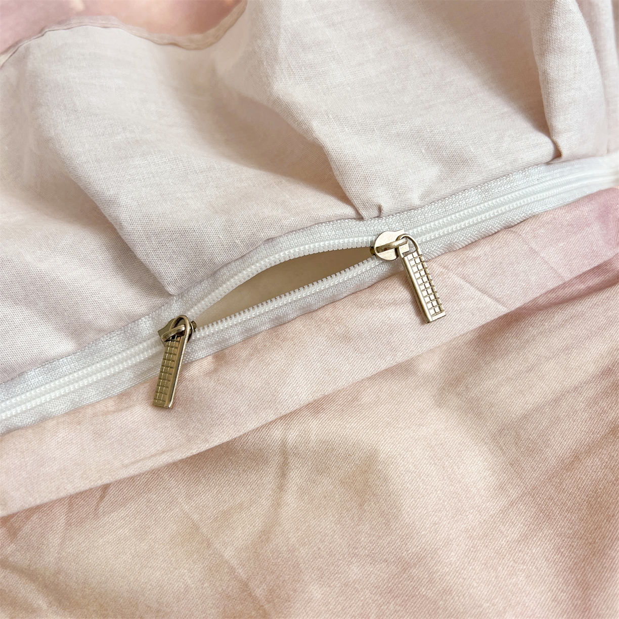 91家纺网 家纺一手货源 找家纺 宜凡家纺  2026新款全棉数码印花单层床裙格子系列单床裙三件套 光之羽 紫