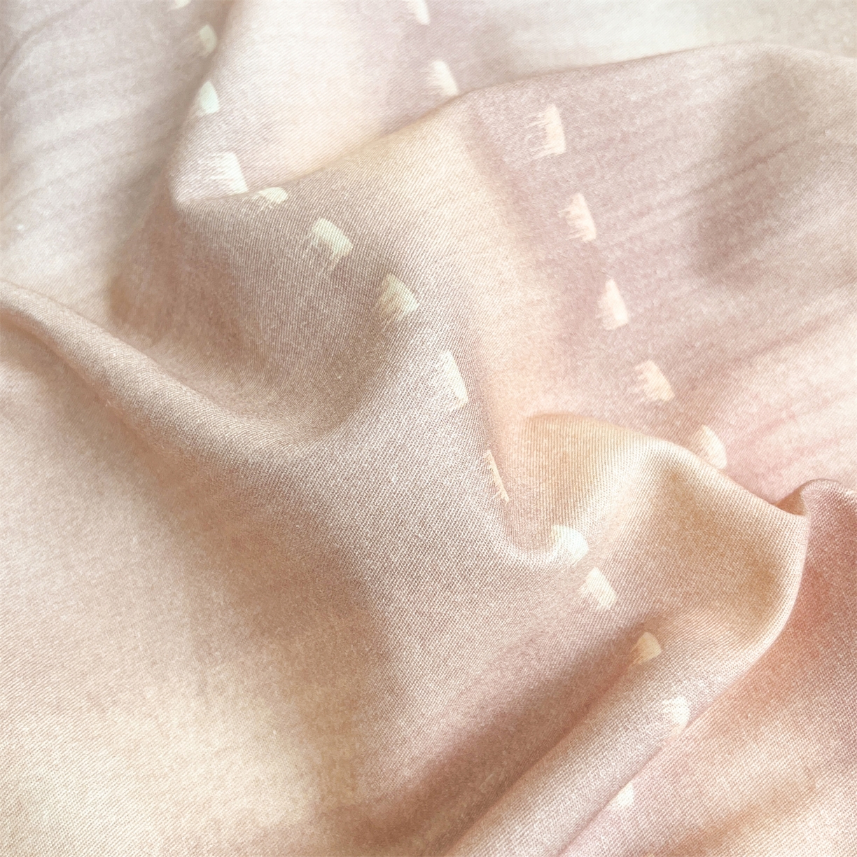 91家纺网 家纺一手货源 找家纺 宜凡家纺  2026新款全棉数码印花单层床裙格子系列单床裙三件套 光之羽 紫